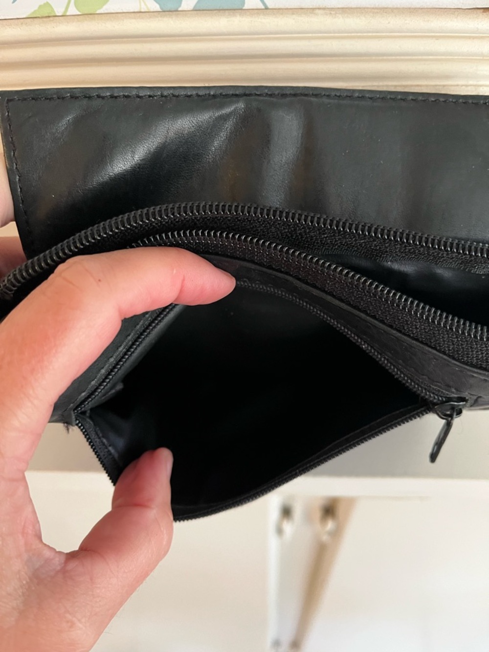 Black Leather Zip Wallet Pouch - Picture 7 of 9